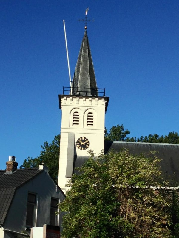 Kerkgebouw met toren en klok